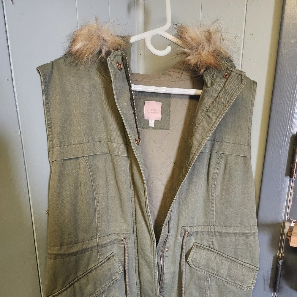 Vest - Picture 2 of 3